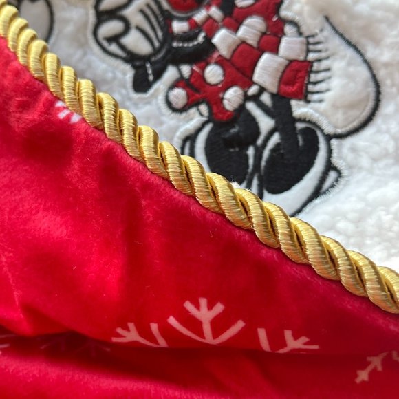 New Disney Store Throw Blanket Mickey Minnie Mouse Red White Snowflake NWT - Picture 4 of 14